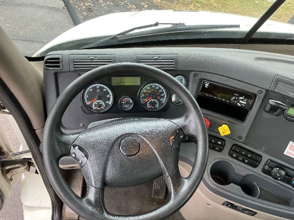 Day Cab Tractor-Heavy Duty Tractors-Freightliner-2019-Cascadia 11342ST-Elkhart-IN-395,543\n\t\tmiles-$ 24,500 - Image 11