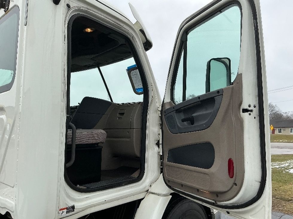 Day Cab Tractor-Heavy Duty Tractors-Freightliner-2019-Cascadia 11342ST-Elkhart-IN-395,543\n\t\tmiles-$ 24,500 - Image 12