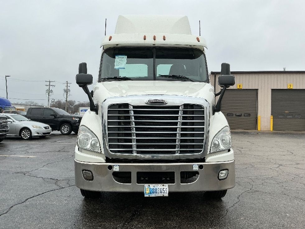 Day Cab Tractor-Heavy Duty Tractors-Freightliner-2019-Cascadia 11342ST-Elkhart-IN-395,543\n\t\tmiles-$ 24,500 - Image 2