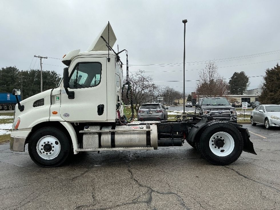 Day Cab Tractor-Heavy Duty Tractors-Freightliner-2019-Cascadia 11342ST-Elkhart-IN-395,543\n\t\tmiles-$ 24,500 - Image 4