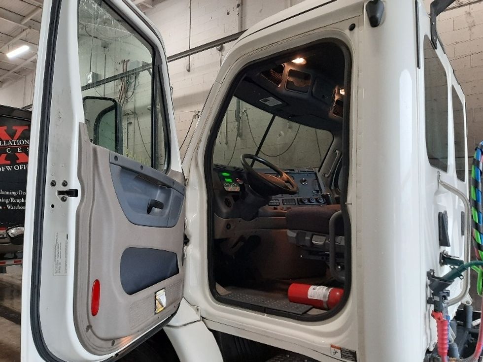 Day Cab Tractor-Heavy Duty Tractors-Freightliner-2019-Cascadia 11342ST-Fort Worth-TX-230,734\n\t\tmiles-$ 34,750 - Image 9