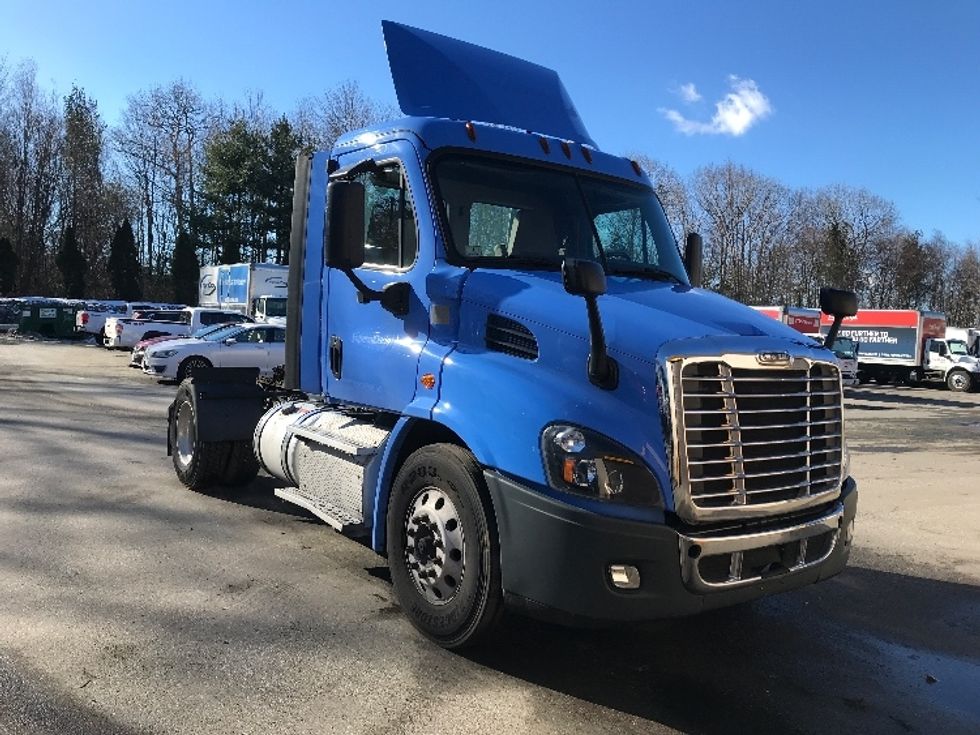 Day Cab Tractor-Heavy Duty Tractors-Freightliner-2019-Cascadia 11342ST-Franklin-MA-295,458\n\t\tmiles-$ 32,000 - Image 1