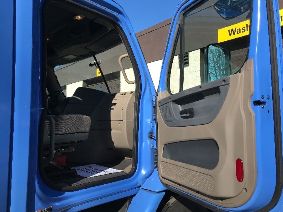 Day Cab Tractor-Heavy Duty Tractors-Freightliner-2019-Cascadia 11342ST-Franklin-MA-295,458\n\t\tmiles-$ 32,000 - Image 12