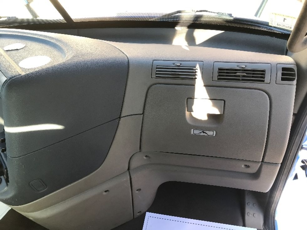 Day Cab Tractor-Heavy Duty Tractors-Freightliner-2019-Cascadia 11342ST-Franklin-MA-295,458\n\t\tmiles-$ 32,000 - Image 13