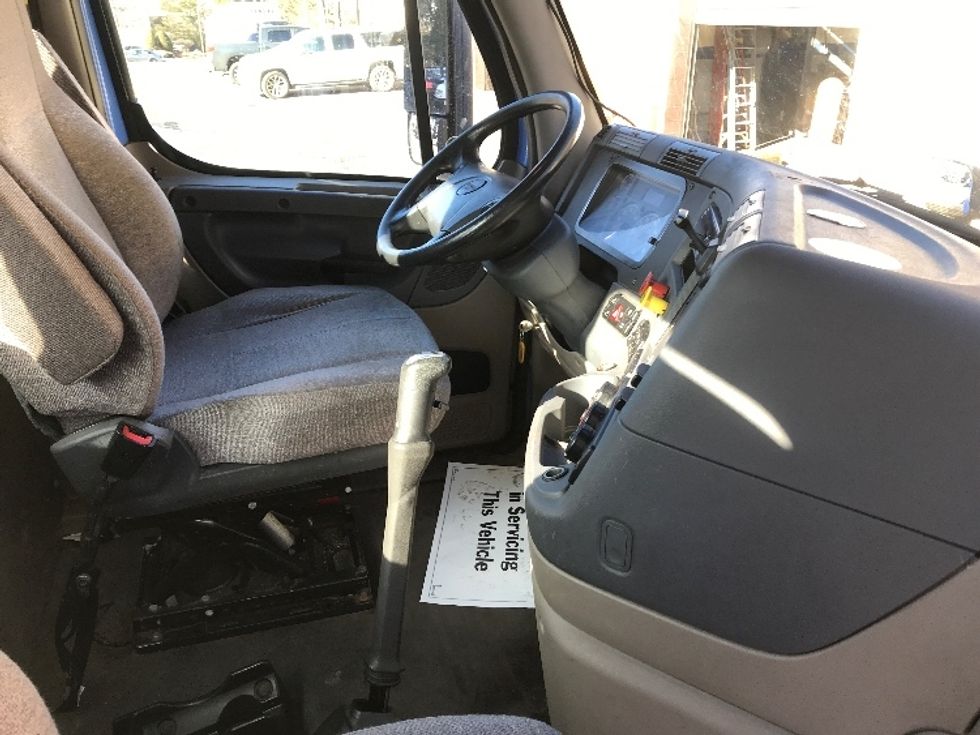 Day Cab Tractor-Heavy Duty Tractors-Freightliner-2019-Cascadia 11342ST-Franklin-MA-295,458\n\t\tmiles-$ 32,000 - Image 14