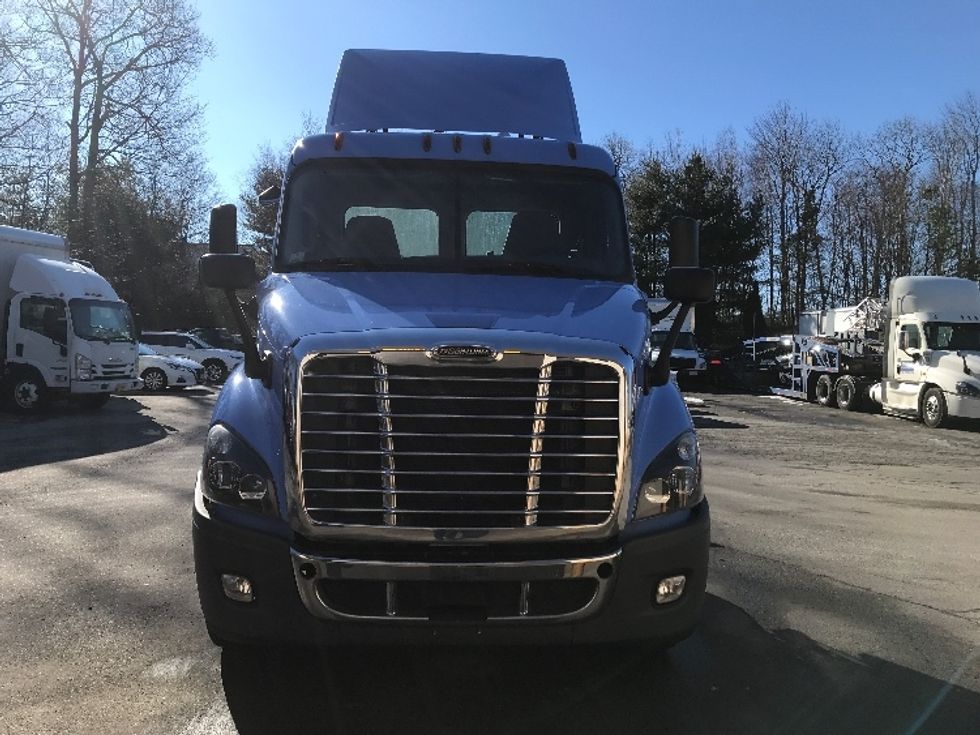 Day Cab Tractor-Heavy Duty Tractors-Freightliner-2019-Cascadia 11342ST-Franklin-MA-295,458\n\t\tmiles-$ 32,000 - Image 2