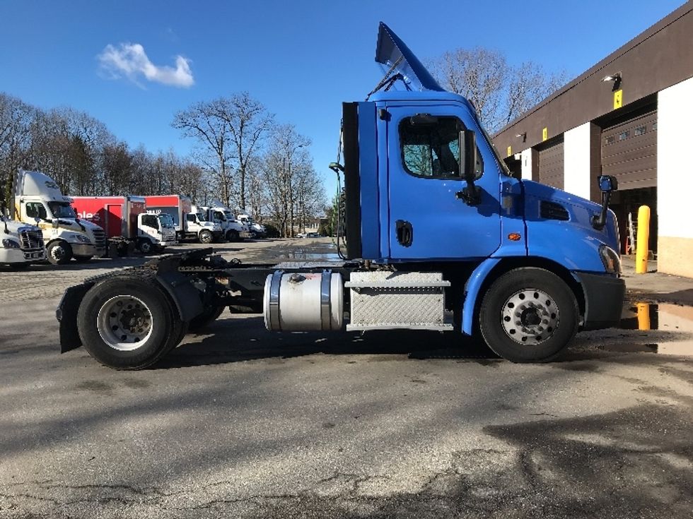Day Cab Tractor-Heavy Duty Tractors-Freightliner-2019-Cascadia 11342ST-Franklin-MA-295,458\n\t\tmiles-$ 32,000 - Image 8