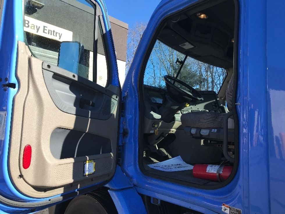 Day Cab Tractor-Heavy Duty Tractors-Freightliner-2019-Cascadia 11342ST-Franklin-MA-295,458\n\t\tmiles-$ 32,000 - Image 9