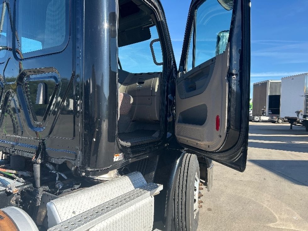 Day Cab Tractor-Heavy Duty Tractors-Freightliner-2019-Cascadia 11342ST-Goshen-IN-202,037\n\t\tmiles-$ 26,750 - Image 12