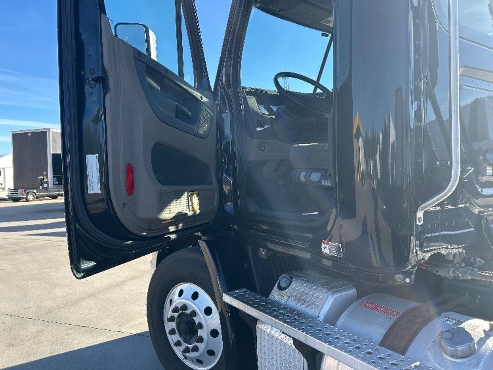 Day Cab Tractor-Heavy Duty Tractors-Freightliner-2019-Cascadia 11342ST-Goshen-IN-202,037\n\t\tmiles-$ 26,750 - Image 9