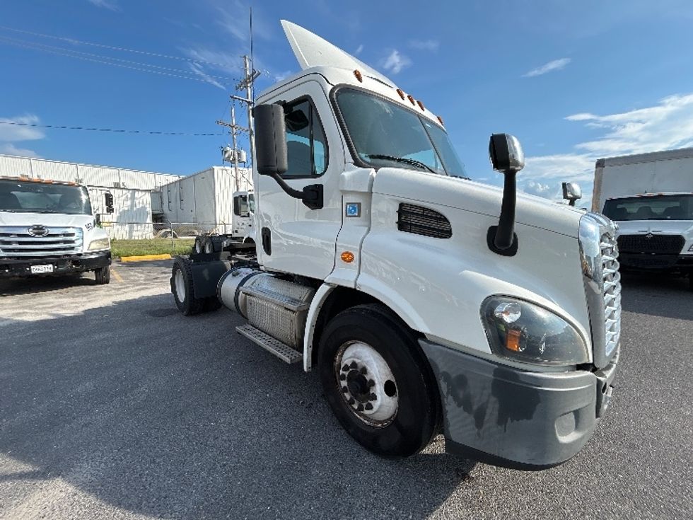 Day Cab Tractor-Heavy Duty Tractors-Freightliner-2019-Cascadia 11342ST-Hammond-LA-134,313\n\t\tmiles-$ 43,250 - Image 1