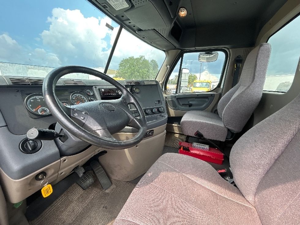 2019 Freightliner Cascadia 113" sleeper cab photo 10