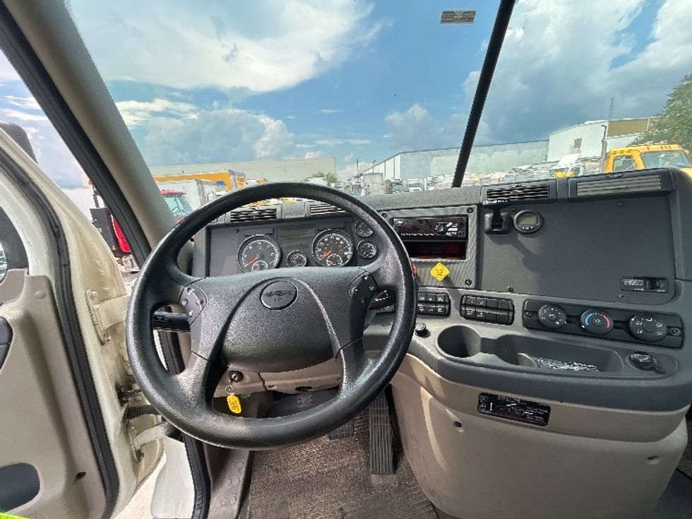 2019 Freightliner Cascadia 113" sleeper cab photo 11