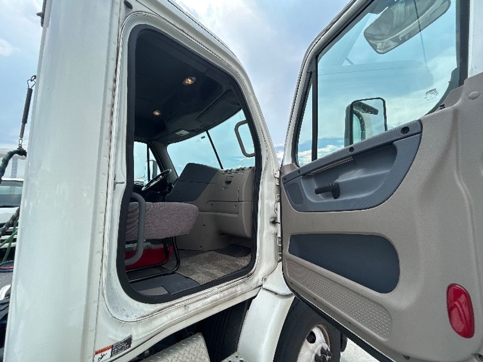 2019 Freightliner Cascadia 113" sleeper cab photo 12