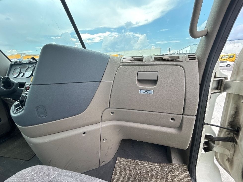 2019 Freightliner Cascadia 113" sleeper cab photo 13