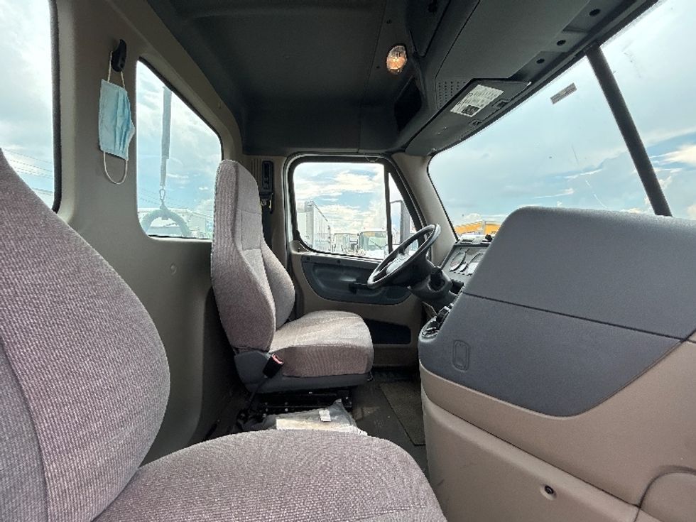2019 Freightliner Cascadia 113" sleeper cab photo 14
