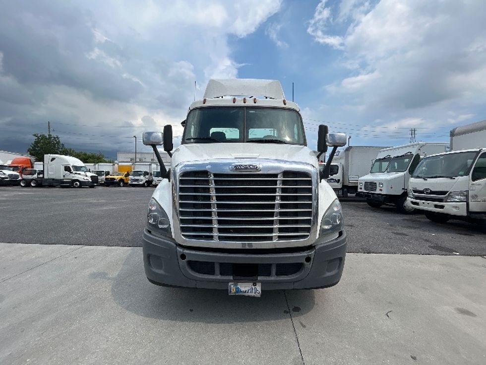 2019 Freightliner Cascadia 113" sleeper cab photo 2