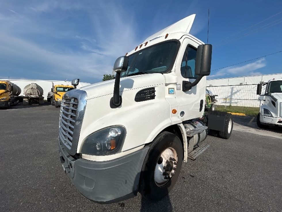 2019 Freightliner Cascadia 113" sleeper cab photo 3