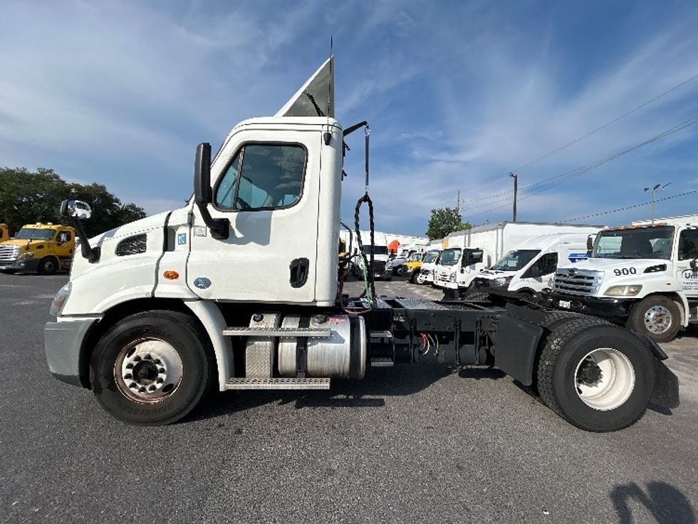 2019 Freightliner Cascadia 113" sleeper cab photo 4