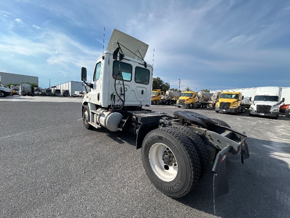 2019 Freightliner Cascadia 113" sleeper cab photo 5