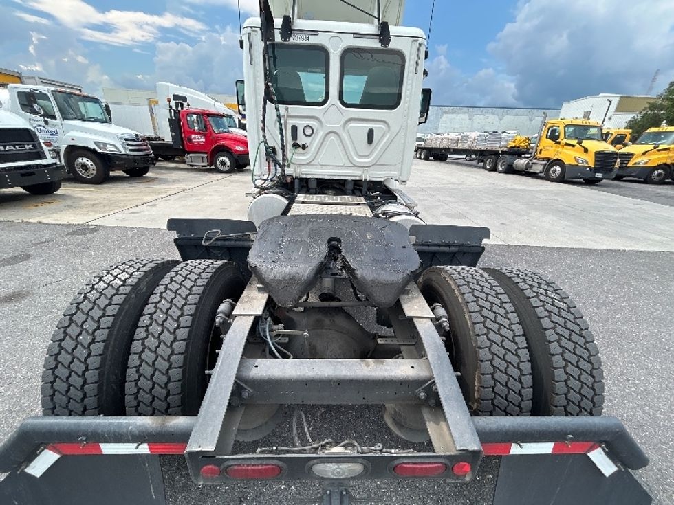 2019 Freightliner Cascadia 113" sleeper cab photo 6