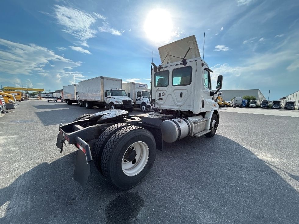 2019 Freightliner Cascadia 113" sleeper cab photo 7