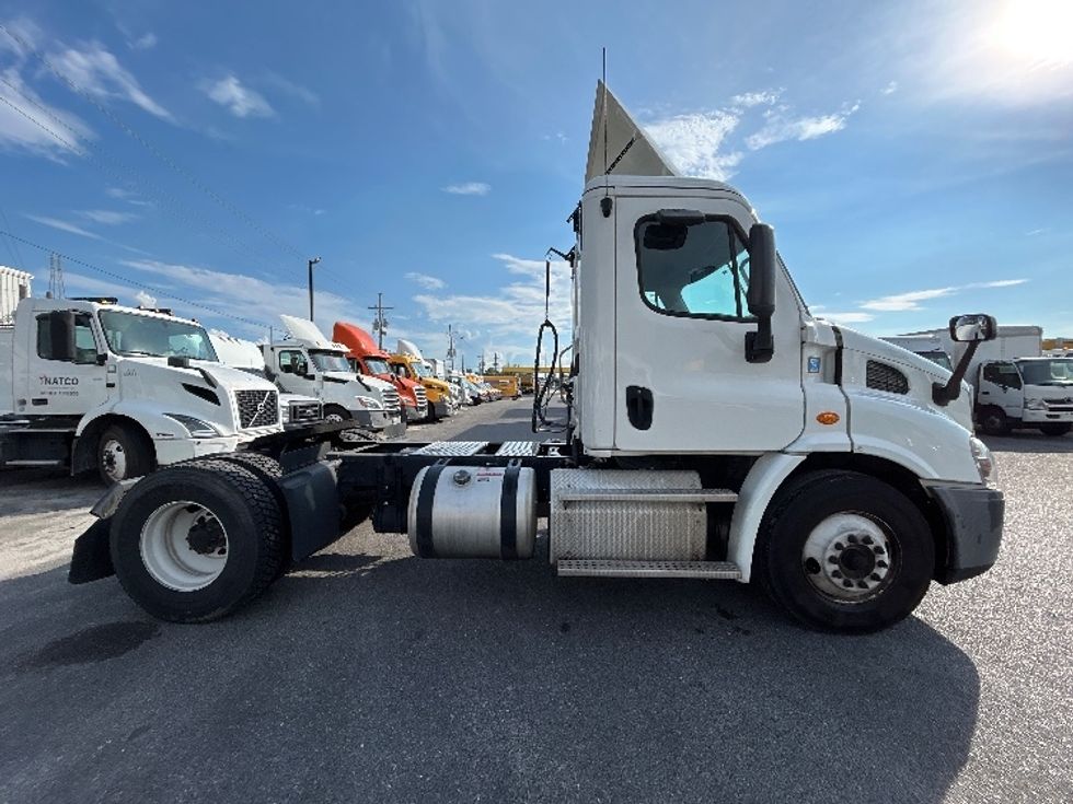 2019 Freightliner Cascadia 113" sleeper cab photo 8