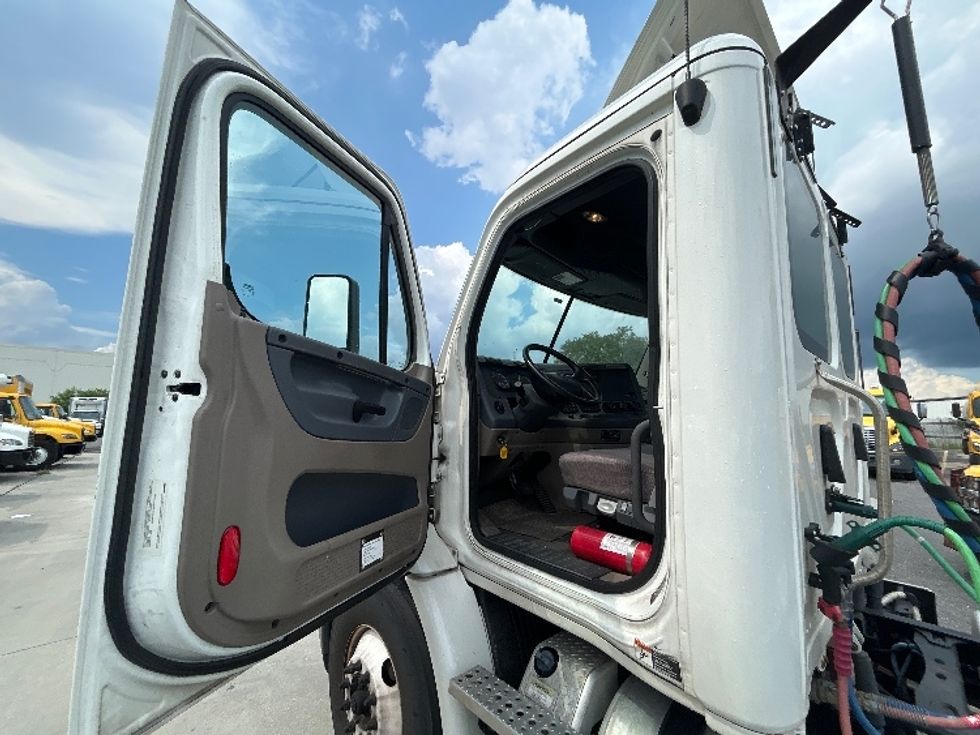 2019 Freightliner Cascadia 113" sleeper cab photo 9