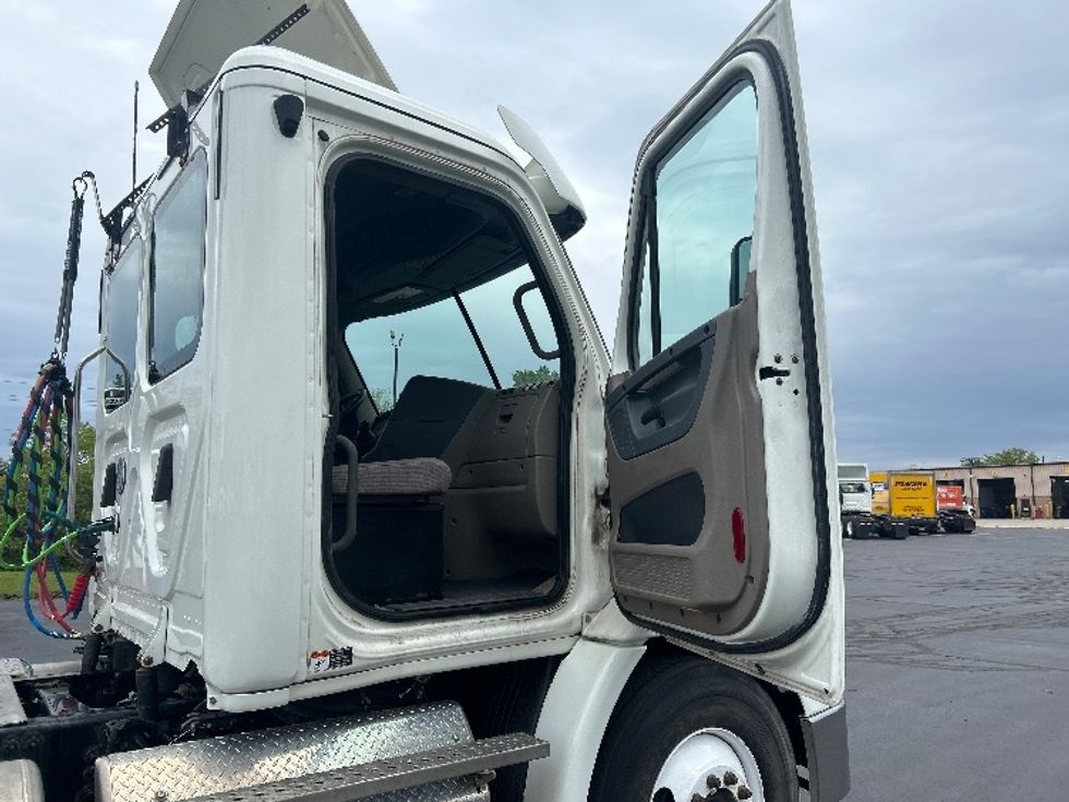 Day Cab Tractor-Heavy Duty Tractors-Freightliner-2019-Cascadia 11342ST-Indianapolis-IN-271,879\n\t\tmiles-$ 27,000 - Image 12