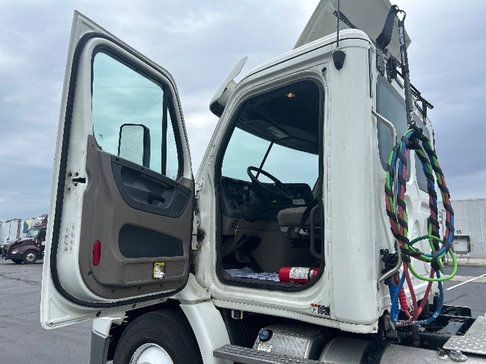 Day Cab Tractor-Heavy Duty Tractors-Freightliner-2019-Cascadia 11342ST-Indianapolis-IN-271,879\n\t\tmiles-$ 27,000 - Image 9