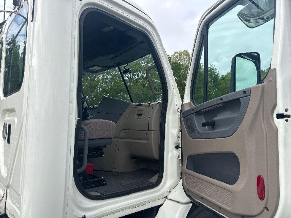 Day Cab Tractor-Heavy Duty Tractors-Freightliner-2019-Cascadia 11342ST-Indianapolis-IN-475,429\n\t\tmiles-$ 25,750 - Image 12