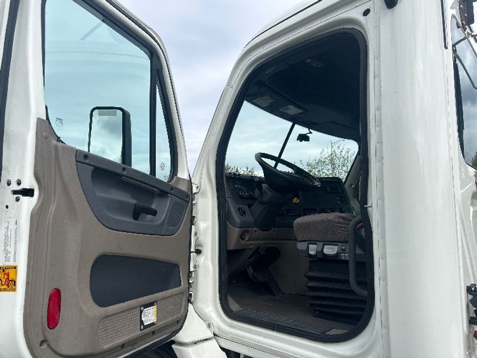 Day Cab Tractor-Heavy Duty Tractors-Freightliner-2019-Cascadia 11342ST-Indianapolis-IN-475,429\n\t\tmiles-$ 25,750 - Image 9