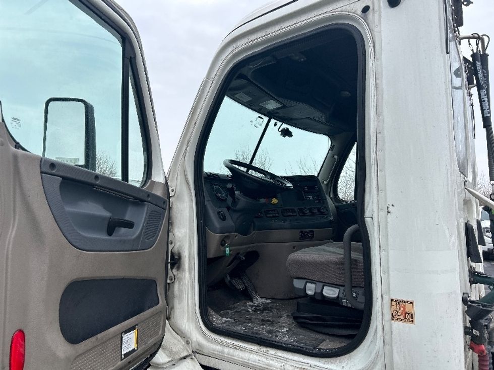 Day Cab Tractor-Heavy Duty Tractors-Freightliner-2019-Cascadia 11342ST-Indianapolis-IN-478,529\n\t\tmiles-$ 21,500 - Image 9