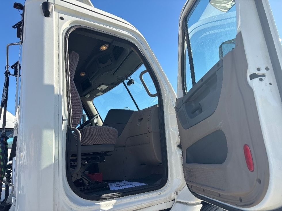 Day Cab Tractor-Heavy Duty Tractors-Freightliner-2019-Cascadia 11342ST-Indianapolis-IN-491,256\n\t\tmiles-$ 22,000 - Image 12