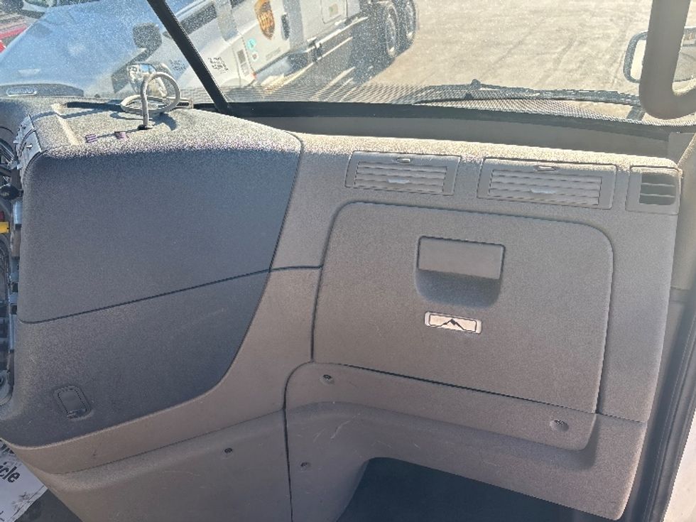 Day Cab Tractor-Heavy Duty Tractors-Freightliner-2019-Cascadia 11342ST-Indianapolis-IN-491,256\n\t\tmiles-$ 22,000 - Image 13