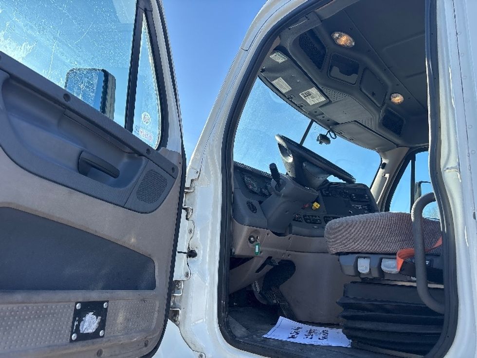 Day Cab Tractor-Heavy Duty Tractors-Freightliner-2019-Cascadia 11342ST-Indianapolis-IN-491,256\n\t\tmiles-$ 22,000 - Image 9