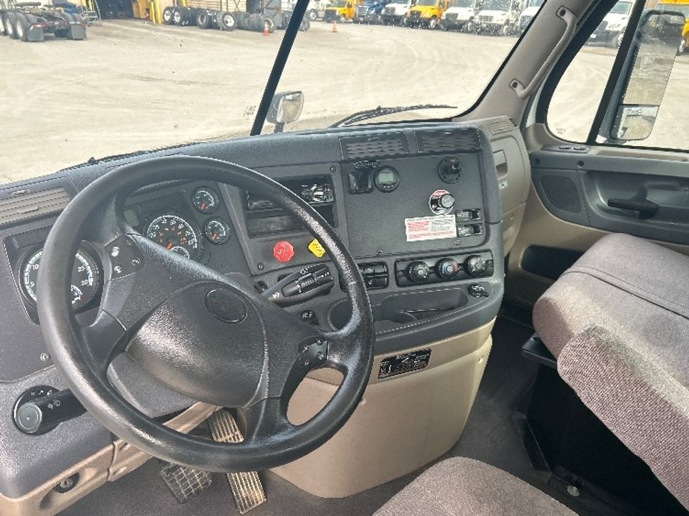 Day Cab Tractor-Heavy Duty Tractors-Freightliner-2019-Cascadia 11342ST-Jackson-TN-470,455\n\t\tmiles-$ 23,250 - Image 10