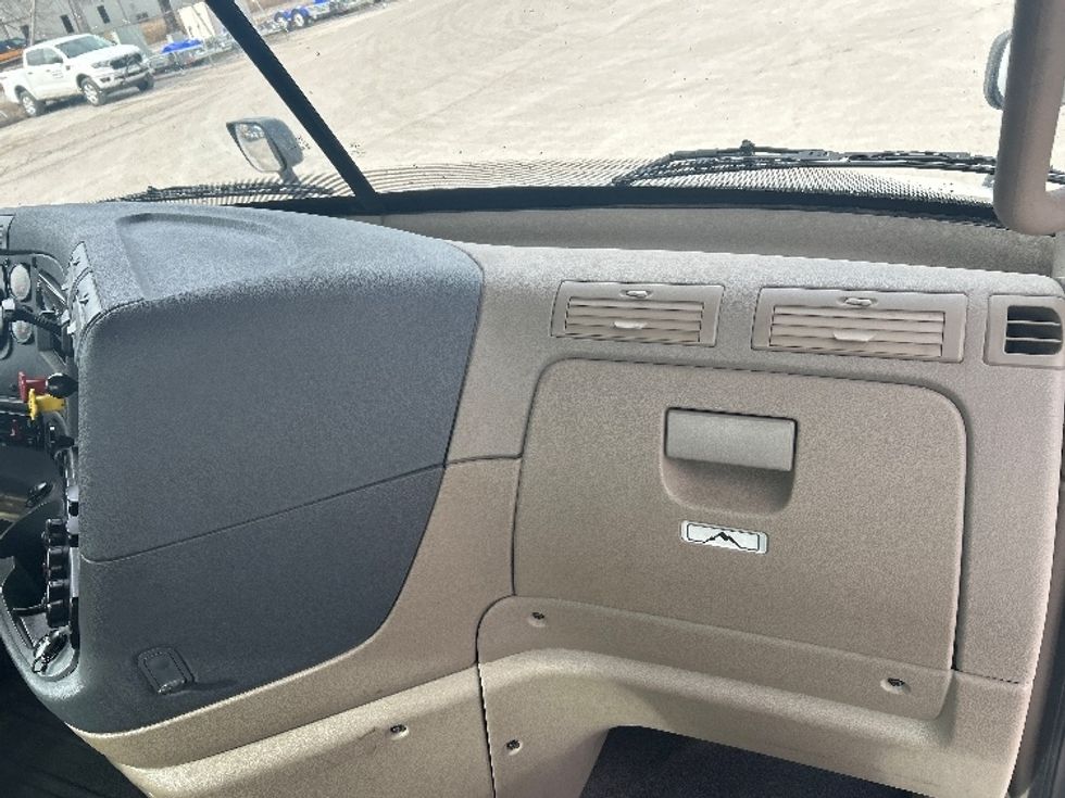 Day Cab Tractor-Heavy Duty Tractors-Freightliner-2019-Cascadia 11342ST-Jackson-TN-470,455\n\t\tmiles-$ 23,250 - Image 13