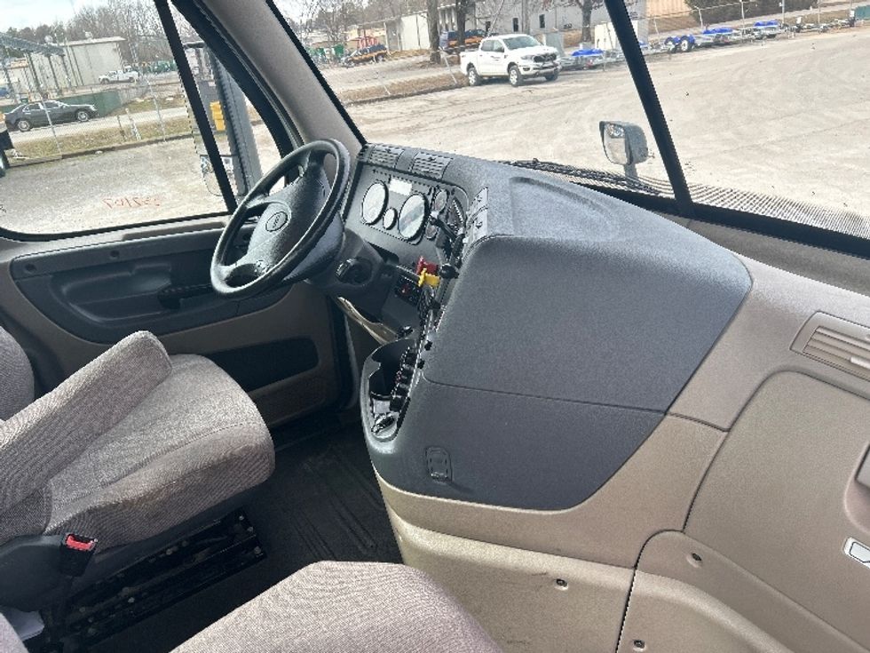 Day Cab Tractor-Heavy Duty Tractors-Freightliner-2019-Cascadia 11342ST-Jackson-TN-470,455\n\t\tmiles-$ 23,250 - Image 14