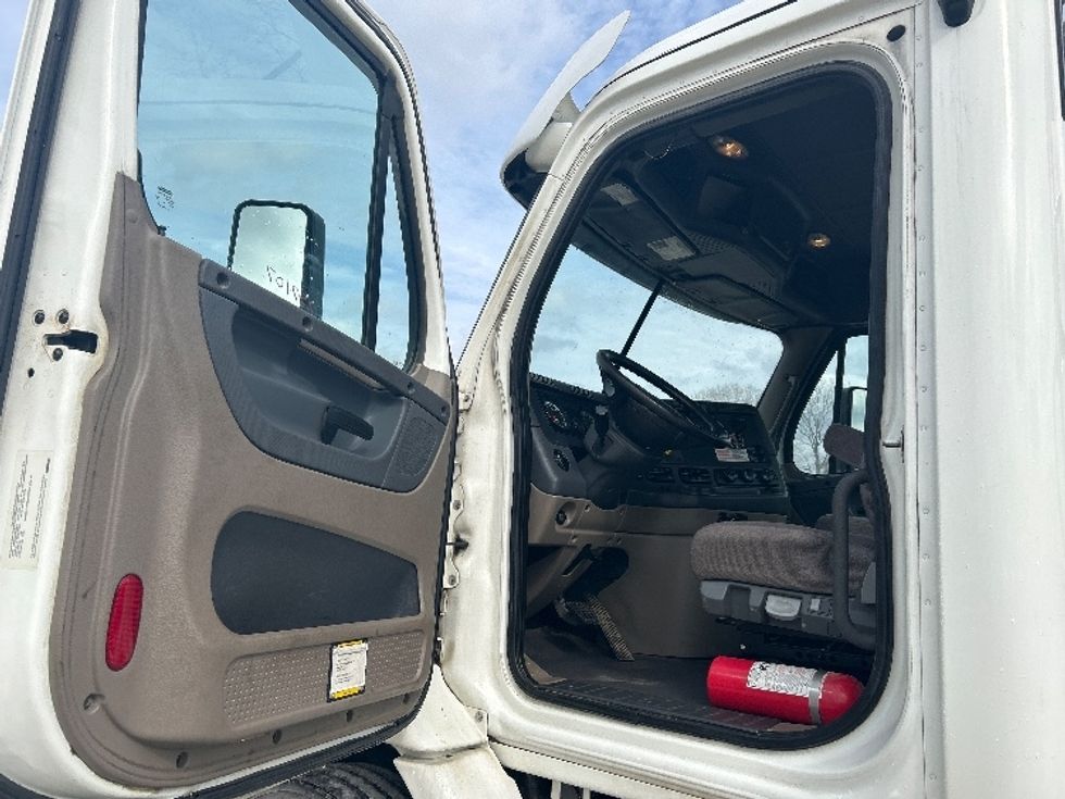 Day Cab Tractor-Heavy Duty Tractors-Freightliner-2019-Cascadia 11342ST-Jackson-TN-470,455\n\t\tmiles-$ 23,250 - Image 9