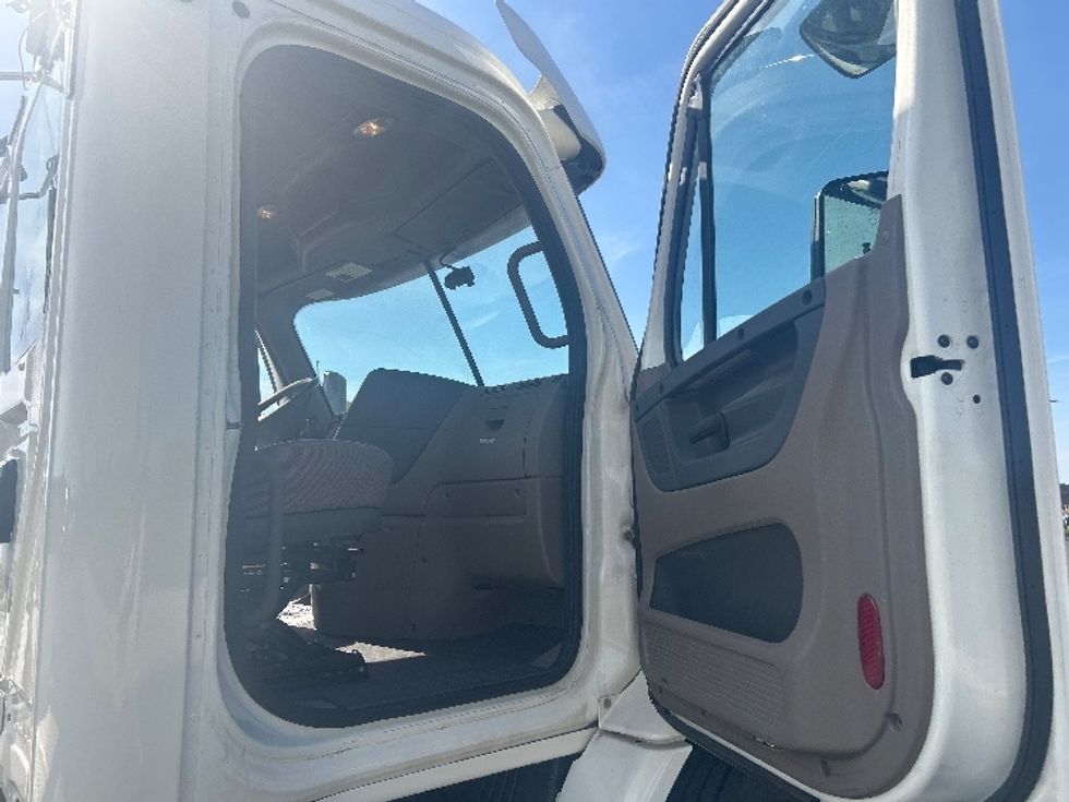 Day Cab Tractor-Heavy Duty Tractors-Freightliner-2019-Cascadia 11342ST-La Porte-IN-458,243\n\t\tmiles-$ 22,500 - Image 12