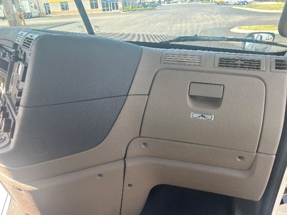 Day Cab Tractor-Heavy Duty Tractors-Freightliner-2019-Cascadia 11342ST-La Porte-IN-458,243\n\t\tmiles-$ 22,500 - Image 13