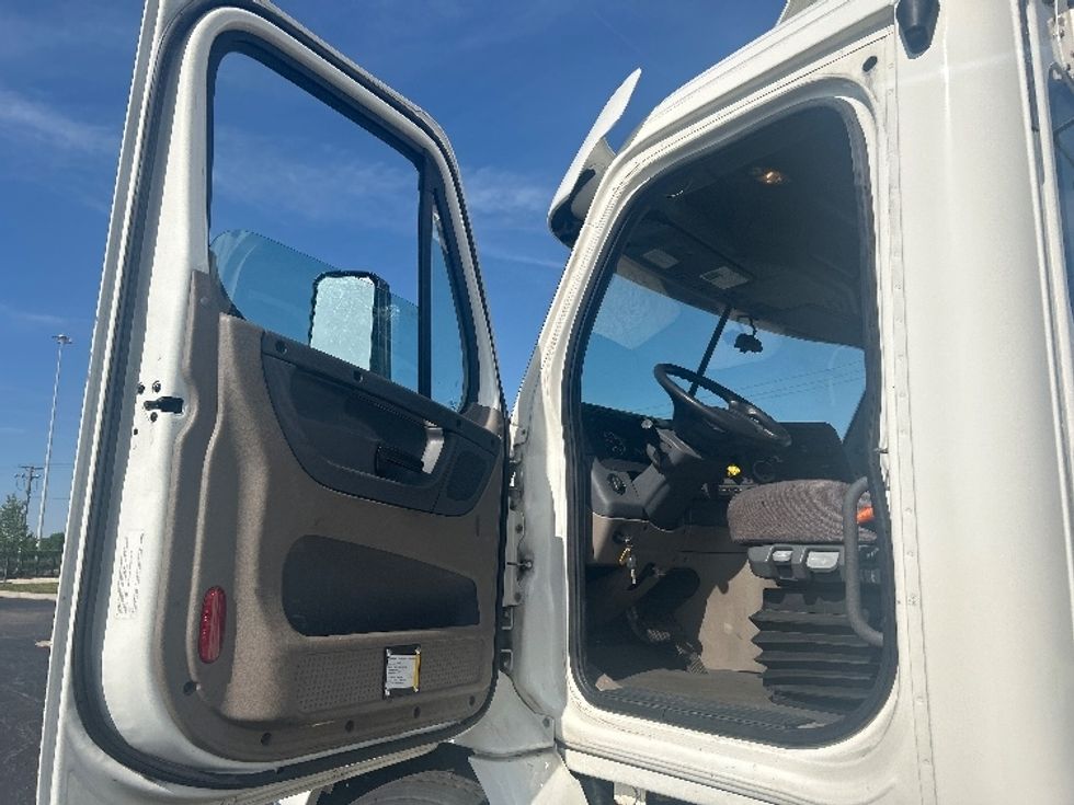 Day Cab Tractor-Heavy Duty Tractors-Freightliner-2019-Cascadia 11342ST-La Porte-IN-458,243\n\t\tmiles-$ 22,500 - Image 9