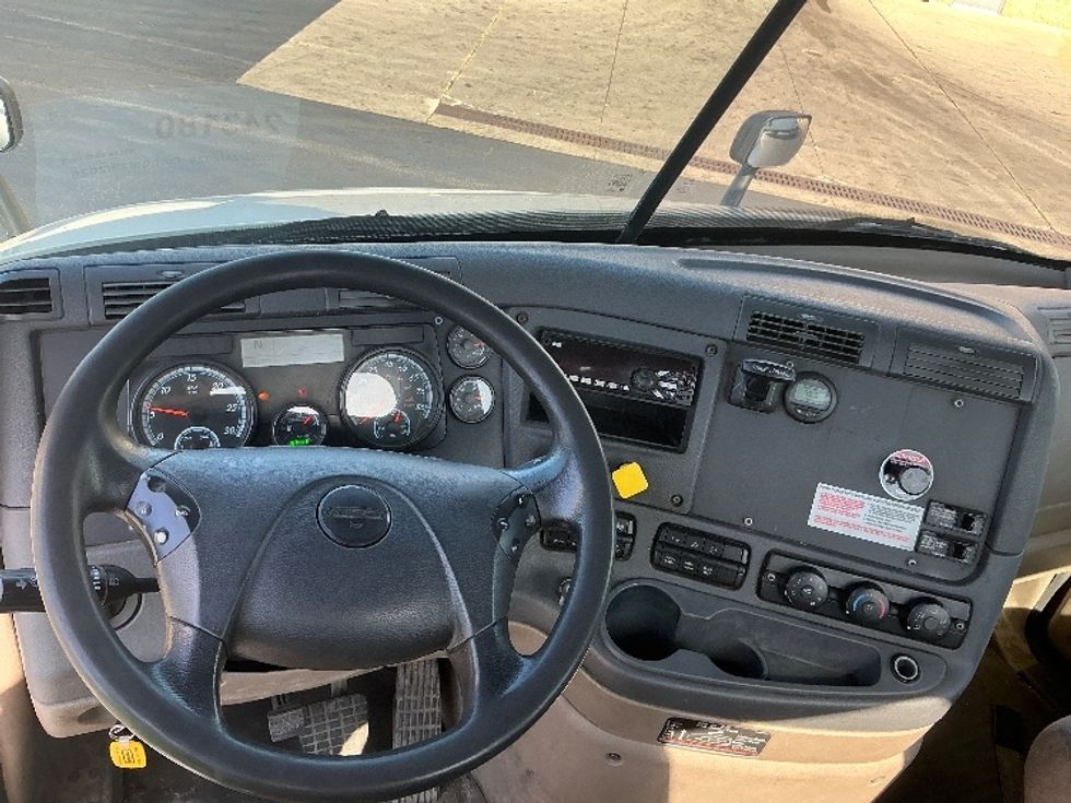 Day Cab Tractor-Heavy Duty Tractors-Freightliner-2019-Cascadia 11342ST-La Porte-IN-488,000\n\t\tmiles-$ 19,250 - Image 11
