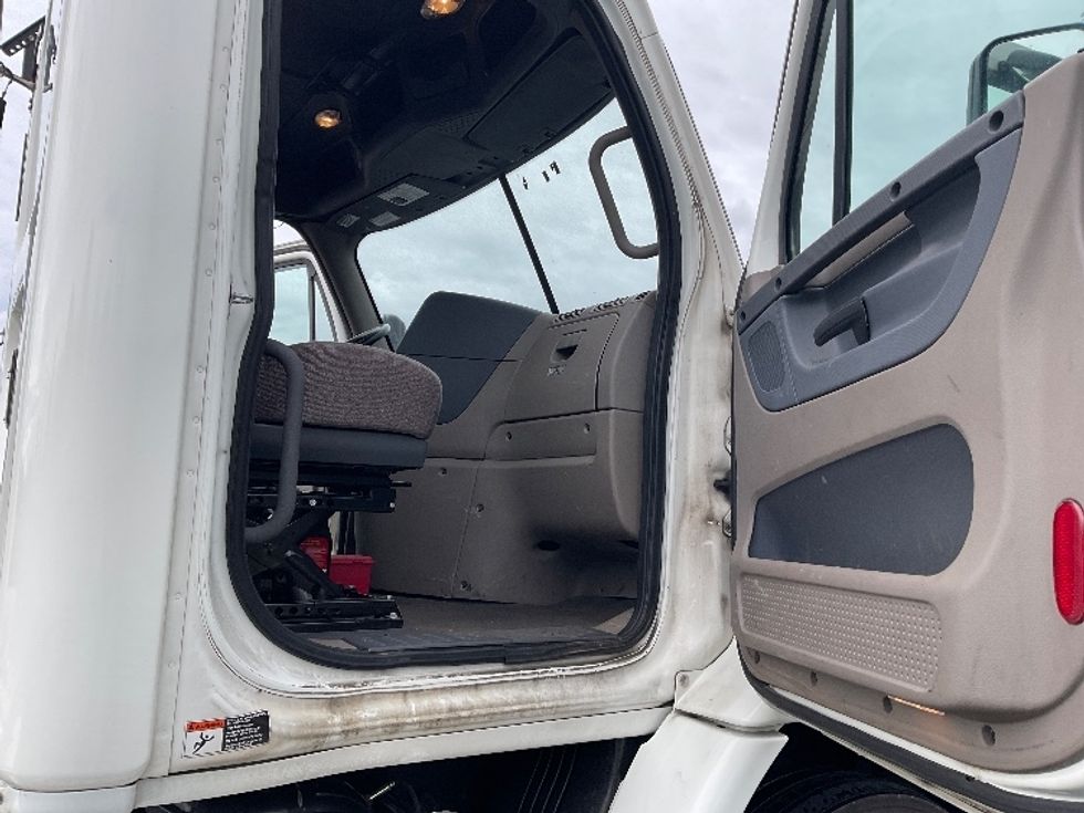 Day Cab Tractor-Heavy Duty Tractors-Freightliner-2019-Cascadia 11342ST-Lacey-WA-327,680\n\t\tmiles-$ 34,250 - Image 12