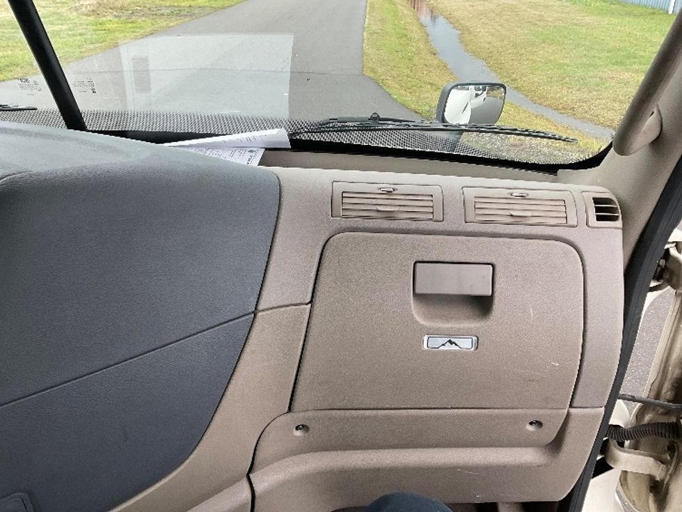 Day Cab Tractor-Heavy Duty Tractors-Freightliner-2019-Cascadia 11342ST-Lacey-WA-327,680\n\t\tmiles-$ 34,250 - Image 13