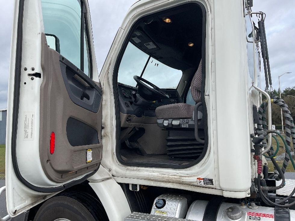 Day Cab Tractor-Heavy Duty Tractors-Freightliner-2019-Cascadia 11342ST-Lacey-WA-327,680\n\t\tmiles-$ 34,250 - Image 9