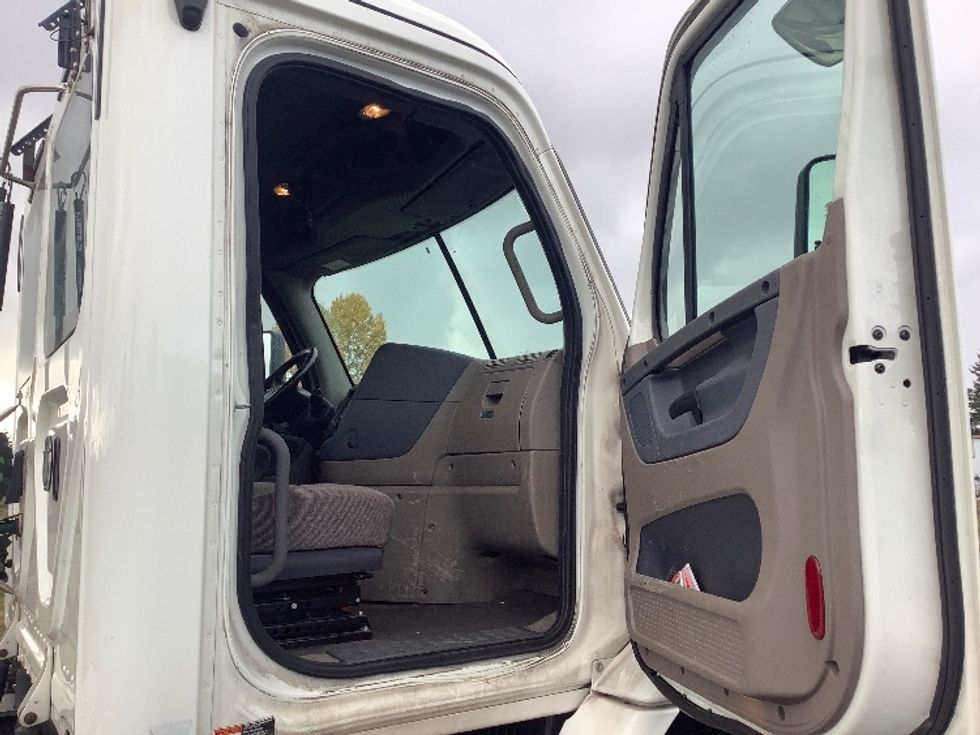 Day Cab Tractor-Heavy Duty Tractors-Freightliner-2019-Cascadia 11342ST-Lacey-WA-343,973\n\t\tmiles-$ 33,500 - Image 12