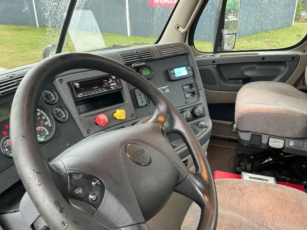 Day Cab Tractor-Heavy Duty Tractors-Freightliner-2019-Cascadia 11342ST-Lacey-WA-356,887\n\t\tmiles-$ 32,750 - Image 10