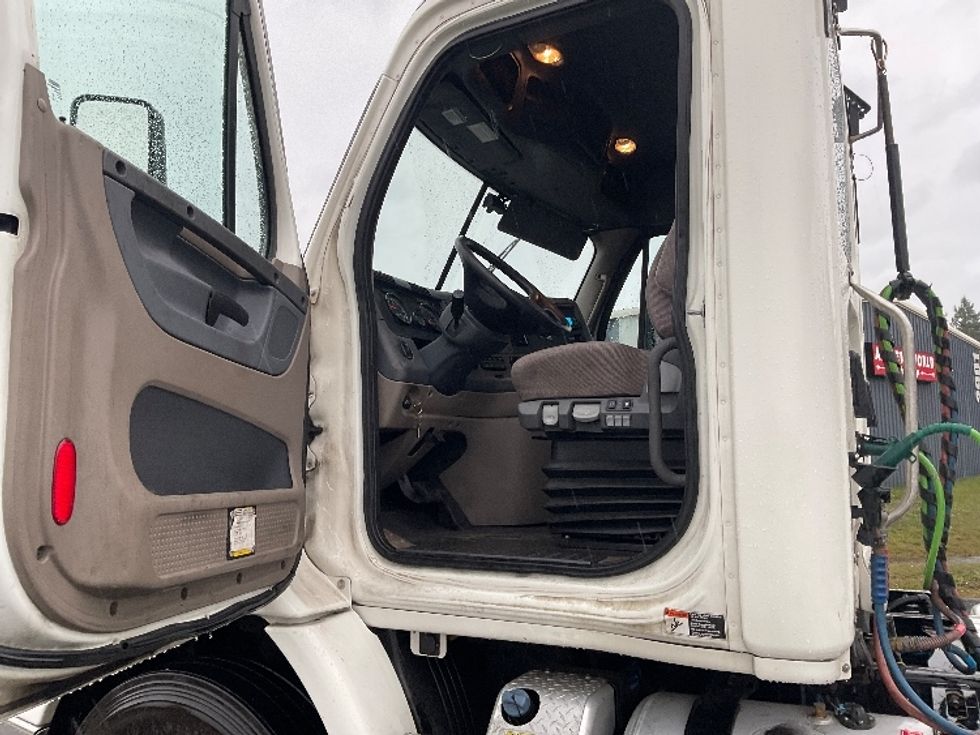 Day Cab Tractor-Heavy Duty Tractors-Freightliner-2019-Cascadia 11342ST-Lacey-WA-356,887\n\t\tmiles-$ 32,750 - Image 9